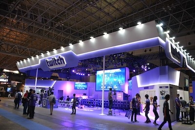Twitchはブース中央に巨大ステージを設置。ここで各種イベントやゲーム大会を開催する