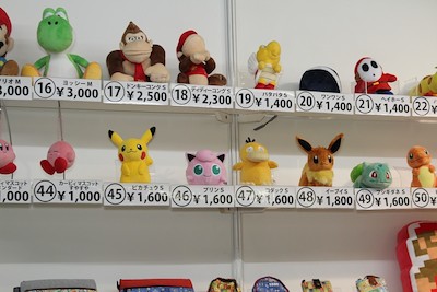 限定品いっぱい！ 物欲をかき立てられる物販コーナー【TGS2016】：日経