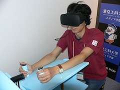より臨場感を高めるため、コックピットを模した学生さん手作りのデバイスを用いて遊ぶ