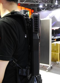 ノートPCのような薄型で、パソコン部分とハーネス部分の間には空間がある