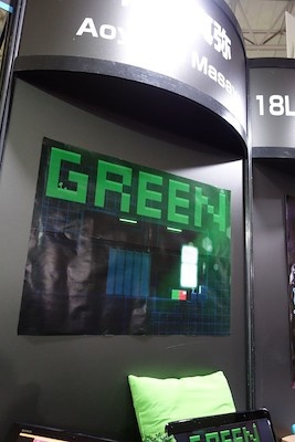 インディーゲームコーナー9-A45ブースは青山真弥氏の個人ブース。パズルアクションゲーム『GREEN』を展示