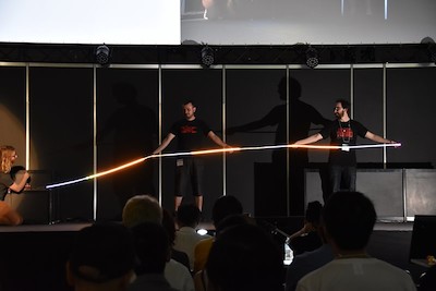 オーディエンス賞のほか、全部で3つのタイトルを受賞した『Line Wobbler』（Robin Baumgarten／英国）。スチール製のバネで前後左右に揺れ動くカスタムコントローラーと、全長5メートルの細長いLEDディスプレイが一体となったカスタムハードウエアゲーム