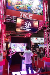 新潟コンピュータ専門学校で展示している『MAGELCREEK』。画面上の絵の具を手で掴み、画面中心の円に入れて混ぜ合わせていくゲーム。操作にKinectを利用していた
