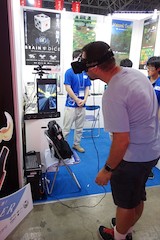 北海道情報専門学校のVRレースゲーム『JET RIDER』。VRに「Oculus Rift」、操作にKinectを使い、ほかのゲームにはない没入感を実現しているという