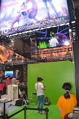 TCA 東京コミュニケーションアート専門学校は『リズムタクト』と呼ぶVRリズムゲームを出展。試遊の様子をモニターで表示していた