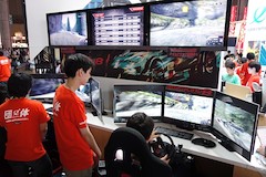 日本電子専門学校で展示している『Aim8 Aimracing8』というレースゲーム。3枚のディスプレイを使った大型コクピットを2台設置している。タイムアタック大会を開催しており行列ができていた