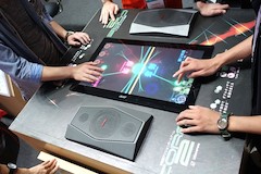 日本電子専門学校の『COREⅡ』は、スライドやダブルタッチで画面上のボールを操作し対戦するゲーム