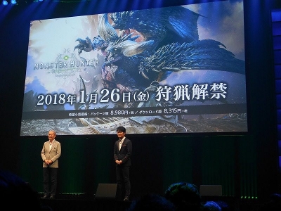 カプコン『モンスターハンター：ワールド』のプロデューサーの辻本良三氏が、盛田氏から「おかえりなさい」との言葉に迎えられて登壇。『モンスターハンター：ワールド』に合わせて、PS4の数量限定モデル「PlayStation 4 Pro MONSTER HUNTER: WORLD LIOLAEUS EDITION」が発売されることも発表した