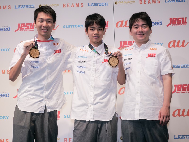 第18回アジア競技大会に出場した、杉村直紀選手（左）、相原翼選手（中央）、赤坂哲郎選手（右）
