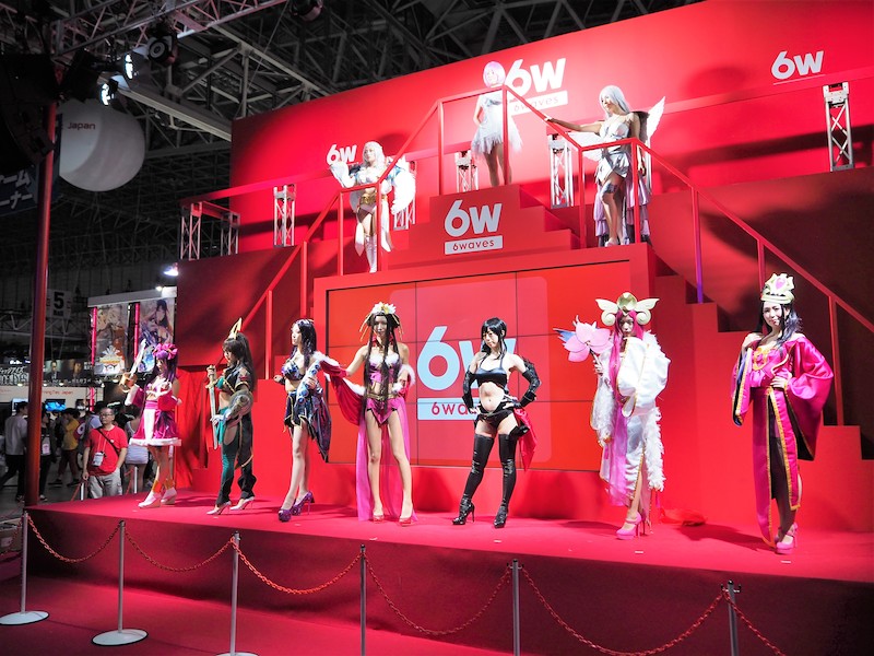 6waveのブースでは、同社のゲームキャラクターに扮したコスプレイヤーが多数登場するステージを披露