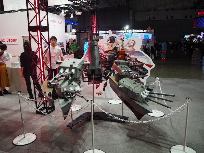 MorningTec Japanのブースには、『アビスホライズン』のキャラクターが装着する武器の実物大模型が展示されていた