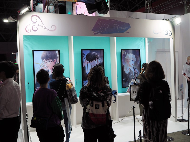 女性向けゲームに力を入れるニキのブースは、新作『恋とプロデューサー　～EVOL×LOVE～』を展示。いち早くゲームを体験したい女性客が集まっていた