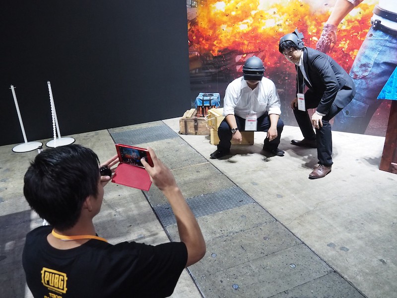 ゲーム中最強のヘルメット「スペツナズヘルメット」をつけて記念写真を撮影してもらえるフォトスポットも