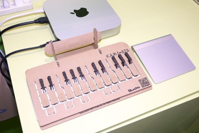 ユードーのブースで発見した段ボール製の鍵盤「KAMI-OTO」（カミオト）。背後にあるMac miniと組み合わさっている