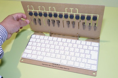 鍵盤を持ち上げると、アップルのBluetoothキーボード「Magic Keyboard」が顔を出した。段ボールの鍵盤を押すと、キーボードの特定のキーが押されるようになっているのだ