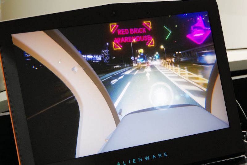 VRゴーグルを装着すると、ARの表示や音声案内なども含んだドライブを楽しめる