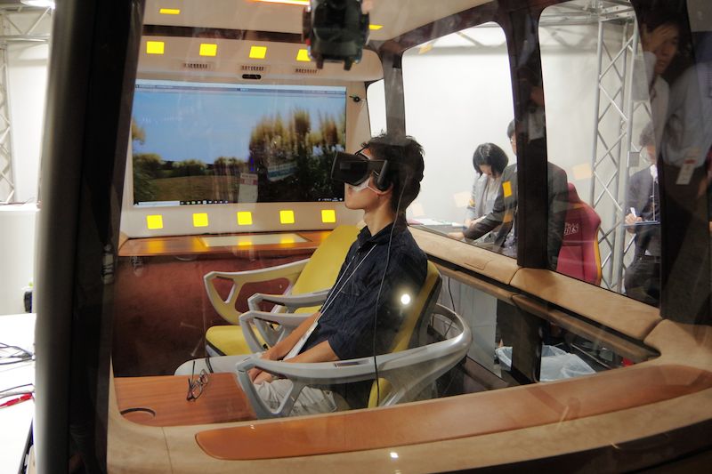 車内にてVRゴーグルをつけた状態で体験する