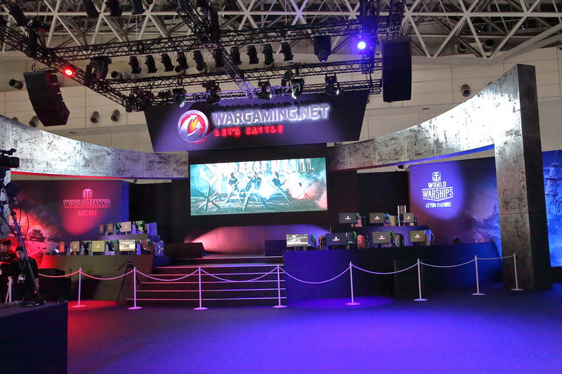 ブース中央に設置するWargaming Japanブースのメインステージ。左右にゲーミングPCが置かれ、連日バトルイベントで盛り上がっている