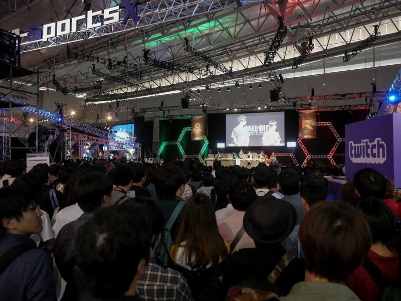 展示ホール11・特設会場「e-Sports X（クロス）」ブルーステージは、試合開始数十分前からこの賑わい