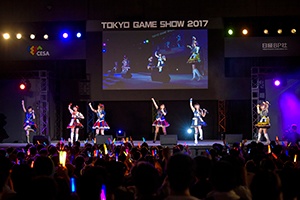 ライブは3曲。6人全員で歌う「THE IDOLM@STER」が最も盛り上がった