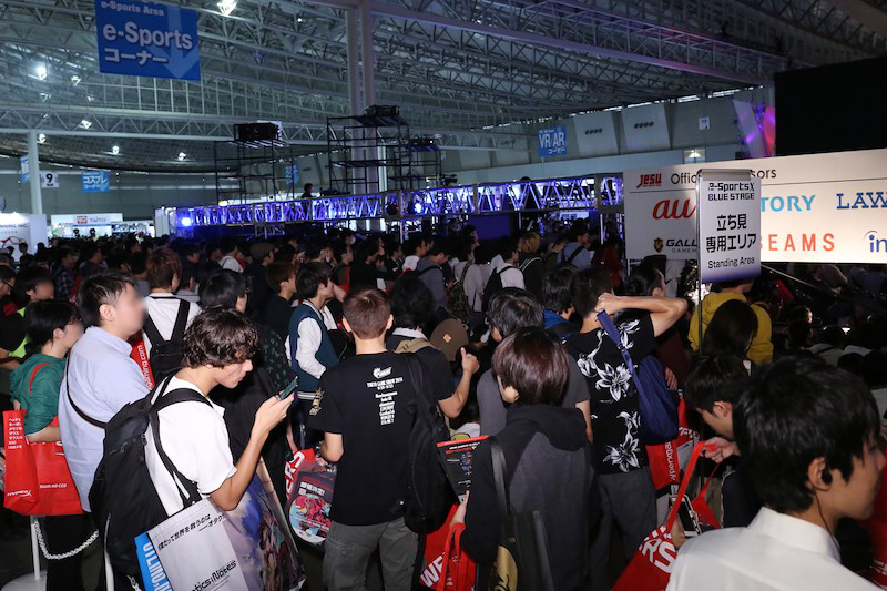会場に入りきれず、立ち見エリアにも人があふれていた