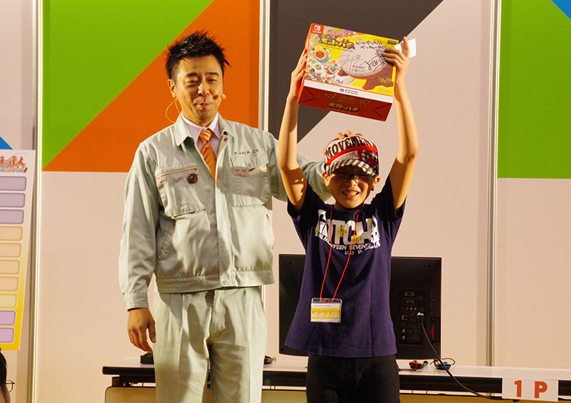 有野課長の名刺と、HORIの「太鼓とバチ for Nintendo Switch」がプレゼントされた。