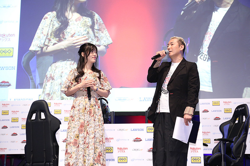 大会ゲストとして声優の小野坂昌也さんと原由実さんが登場し、開戦コールやプレゼンターなどを務めた
