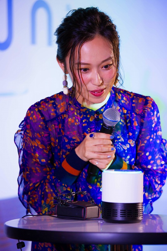 寿さんが自身で音声モデルを務めた「バーチャルアナウンサー沢村  碧」とAIスピーカーで会話し、あらためてその技術の高さに驚く一幕も