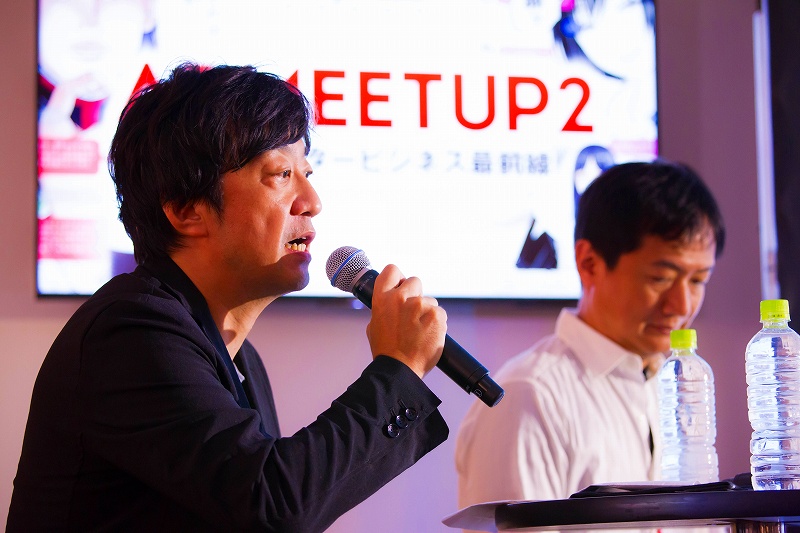 これまでの企画などについて説明するSME井上敦史氏（左）、右はemotivEの結束雅雪氏