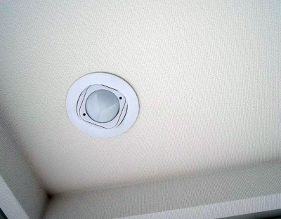照明のスイッチだけではなく、部屋のさまざまな場所にセンサーが設置されている