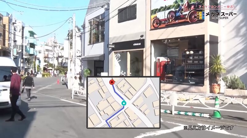 b.g.で地図を見たときのイメージ。背景が自分の目で見ている街頭の景色、四角く表示された部分が液晶に映った画面。自分の目で見る景色とディスプレーの中の映像が重なるように見える（メガネスーパーの動画より）