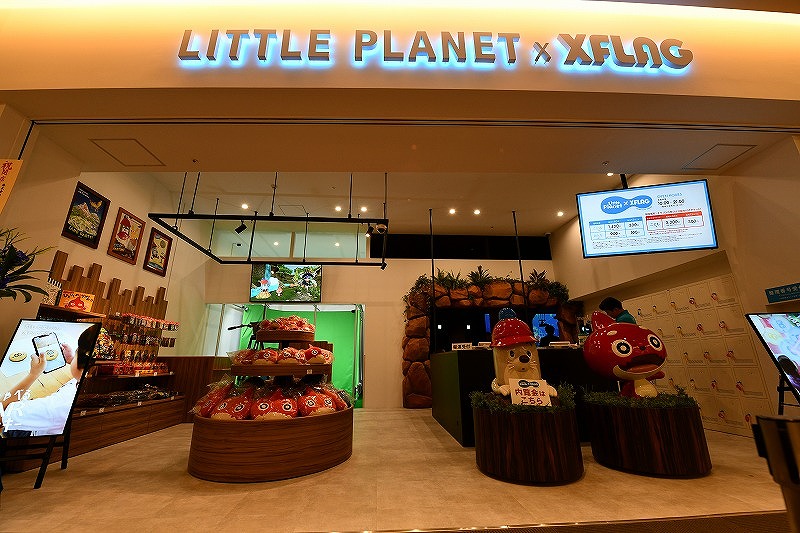 「Little Planet × XFLAG」の外観。右手に受付カウンター、左手には物販コーナーがある