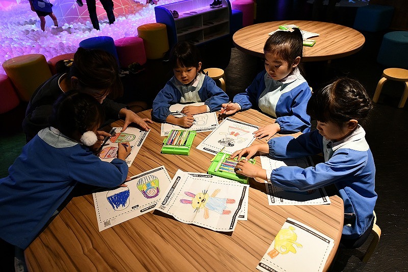 子どもたちに大人気だったデジタル紙相撲「PAPER RIKISHI」。まずは好きなキャラクターの塗り絵を完成させる