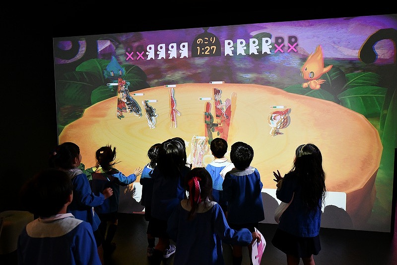 目の前の巨大スクリーンに自分が塗った絵がRIKISHIとして登場。バトルロイヤルを繰り広げる。各RIKISHIの強さは塗った色で決まる、とのこと