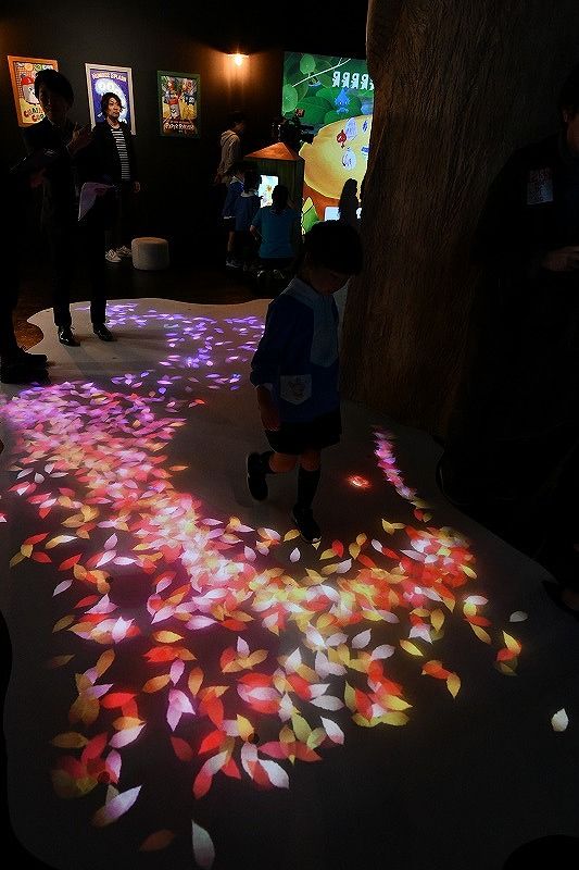 デジタル落ち葉遊び「DISCOVERY LEAF」。人が歩くと足下に投影された落ち葉が舞い散り、ときにはちょっとしたイベントが発生する