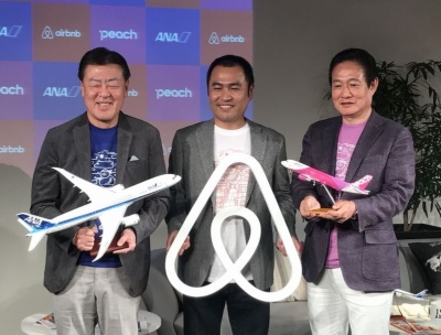 記者発表会では全日本空輸（ANA）とAirbnbの提携も発表された。左から発表会に登壇したANAの志岐隆史代表取締役副社長、Airbnb Japanの田邉泰之代表取締役、ピーチ・アビエーションの井上慎一代表取締役CEO