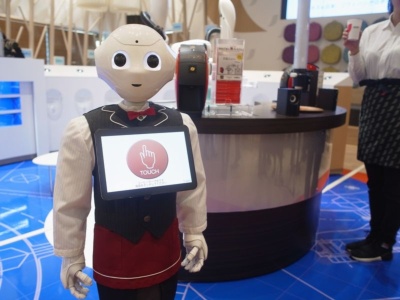 「おもてなし無人カフェ」では人型ロボット「Pepper」が店員となって、来店者をおもてなしする
