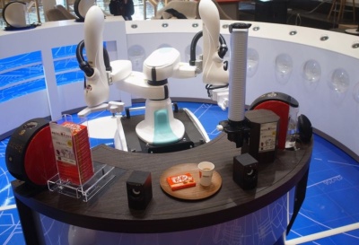注文を受け付けると双腕ロボット「duAro」がコーヒーをいれ、チョコレート菓子「キットカット」と併せて提供する