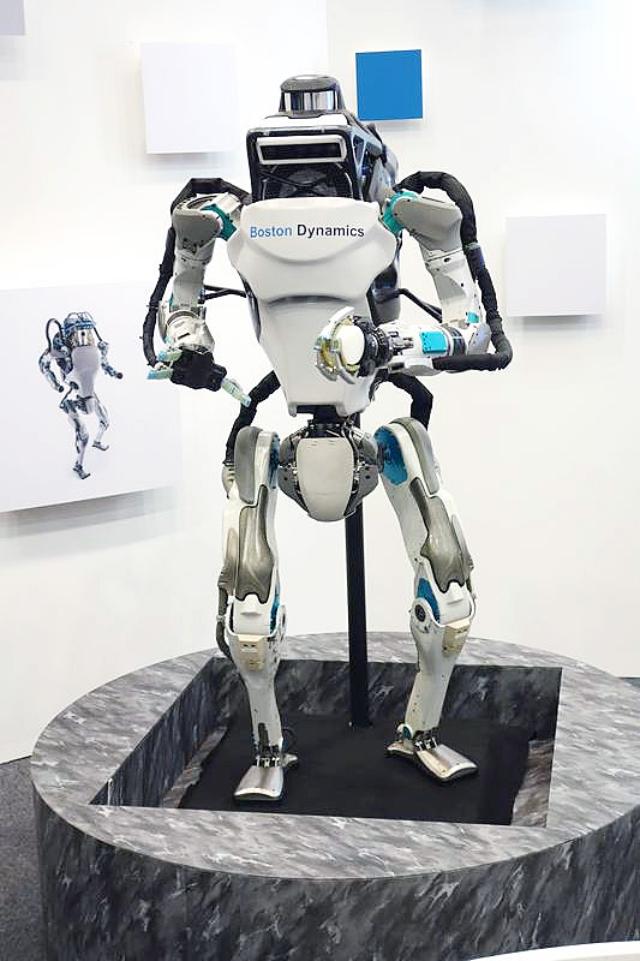 バク宙ロボット はソフトバンクの救世主になれるか 日経クロストレンド バク宙ロボット はソフトバンクの救世主になれるか 日経クロストレンド