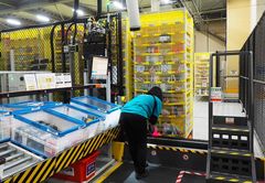 アマゾンの物流倉庫 商品を運ぶロボットを国内初導入 日経クロストレンド