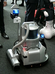 フィグラの「F.ROBOCLEAN」。以前から羽田空港に導入され、国内のオフィスでも100台が稼働しているという。ゴミを吸い取る掃除機タイプ、自律走行方式の業務用清掃ロボットで、今回新たに大型回転灯などを搭載した