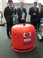 中西金属工業の「ROBO Cleaper」。障害物や人を自動で避けるだけでなく、避けたことを記憶しておき、後で改めて掃除する自動床洗浄ロボット。英国の大英博物館などでも稼働中だとか