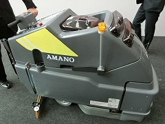 アマノの「SE-500iX II」。オペレーターが手動で操作して作業を記憶させると、以降は同様の作業を自動で行う自律走行方式の床面洗浄ロボット