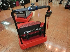 ZMPの「CarriRo」。人が歩いて行くとその後ろを自動でついてくるカルガモモードを搭載した台車型物流支援ロボット
