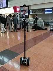 BRULEの「Double2」はテレプレゼンスロボット。ほかの案内ロボットと違い、外見がロボットらしくないシンプルなデザイン。ディスプレーが付いており、オペレーターは離れた場所で遠隔操作し、ビデオ通話で案内する