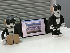 一般向けに販売されるや話題を集めたシャープのロボット型携帯電話「ロボホン」も参加する。利用者の質問を音声で聞き、身ぶりや映像で案内するという。アナウンスや雑音の多い空港で、音声認識の実力を試すのが狙いだ