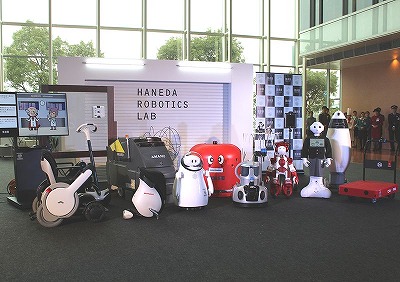 2016年12月14日、実験エリアに、今回の実証実験で導入される17種類のロボットのうち、匠の「TUG」とALSOK綜合警備保障の「Reborg-X」を除く17種類が集合した