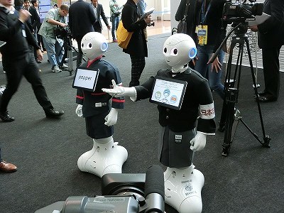 おなじみソフトバンクロボティクスの「Pepper」は日・英・中の3カ国語で施設を案内する