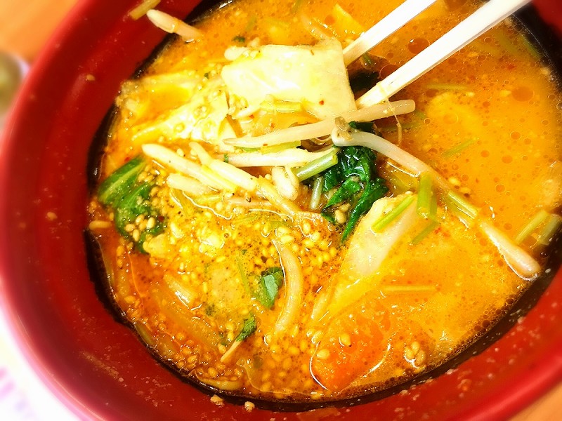 人気ナンバーワンの「らーめん麺抜き　胡麻香る担々麺」。糖質は1杯につき18.4ｇで、従来品より66％少ない。辛味もコクも強く食べごたえがあるが、丼が小ぶりなせいか、つるりと入る