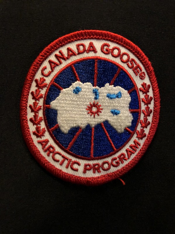 カナダグースのブランドロゴ。同ブランドの：日経クロストレンド